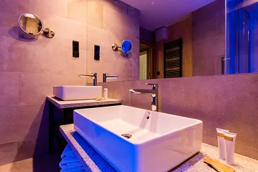 Grădină și zonă de relaxare cu șezlonguri la hotelul Zalesie Mazury